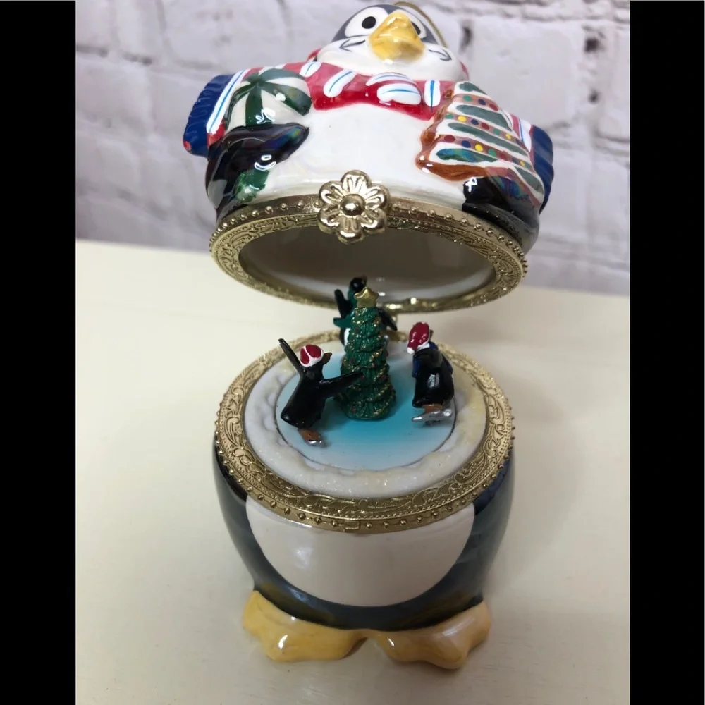 Brand New-Penguin Musical Ornament